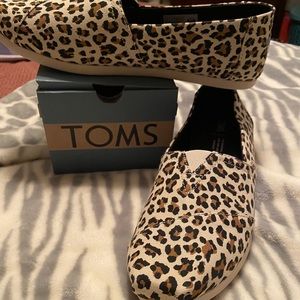 Leopard Toms size 9W brand new.